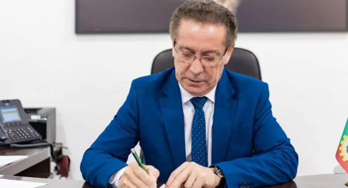 na foto, prefeito de canoas