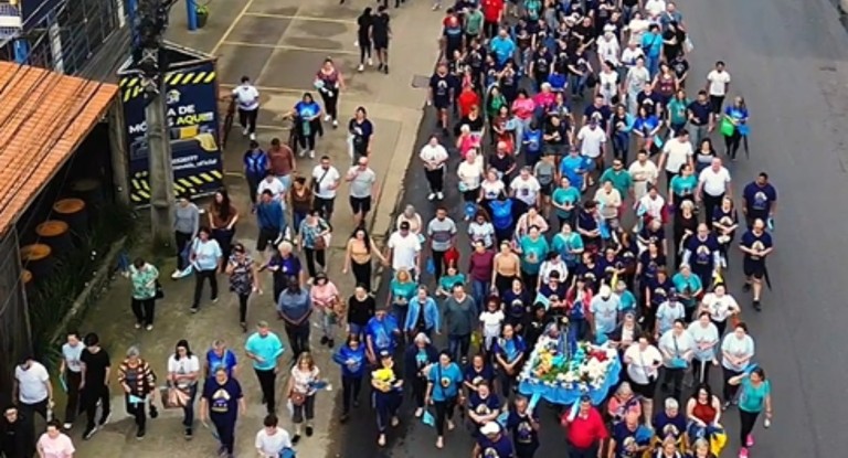 na foto, procissão canoas