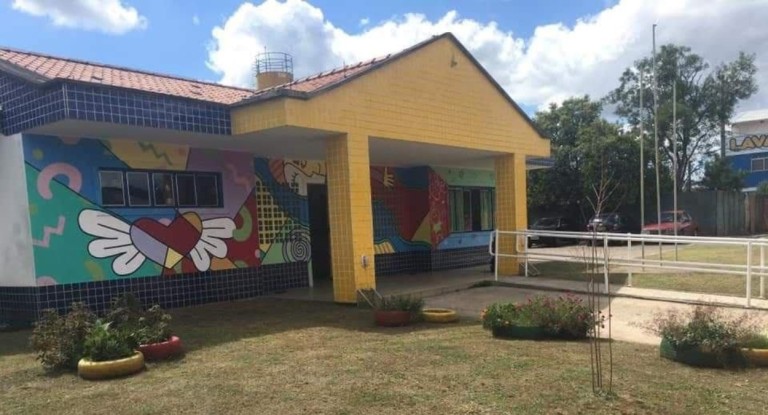 na foto, professora escola Canoas