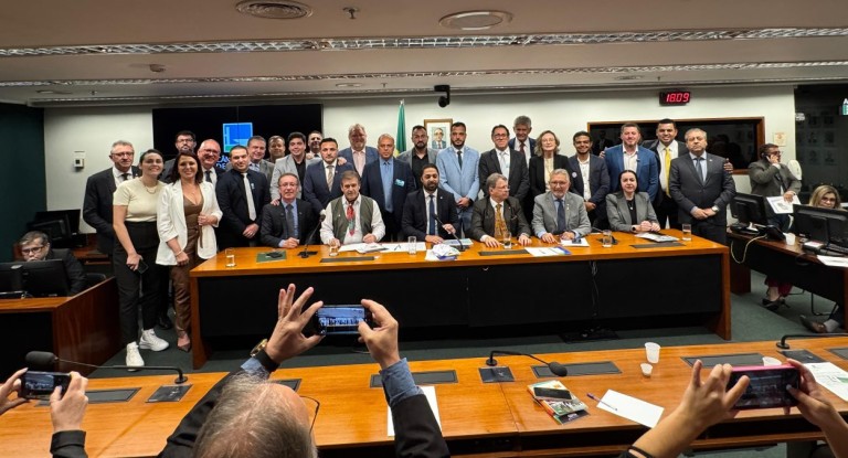 na foto, prefeito e vereadores de Canoas em busca de recursos para a saúde