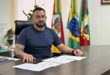 na foto, presidente que vai a brasília em busca de recursos para a saúde