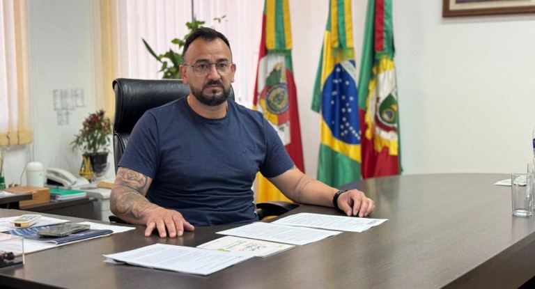 na foto, presidente que vai a brasília em busca de recursos para a saúde