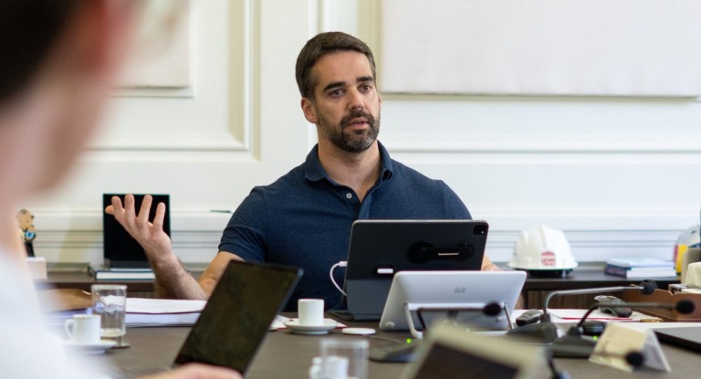 na foto, o governador eduardo leite fazendo anuncio para a segurança no RJ