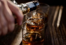 Teste rápido detecta metanol em bebidas adulteradas e promete evitar novas mortes no Brasil