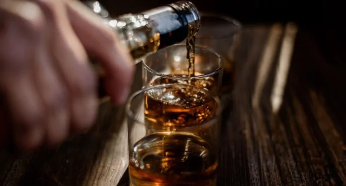 Teste rápido detecta metanol em bebidas adulteradas e promete evitar novas mortes no Brasil Teste rápido detecta metanol em bebidas adulteradas e promete evitar novas mortes no Brasil