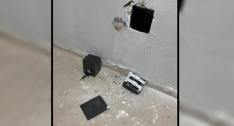 na foto, falsas tomadas usadas para esconder armas em Canoas