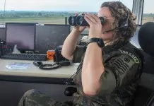 Conheça o trabalho dos controladores de voo da FAB que monitoram o céu de Canoas