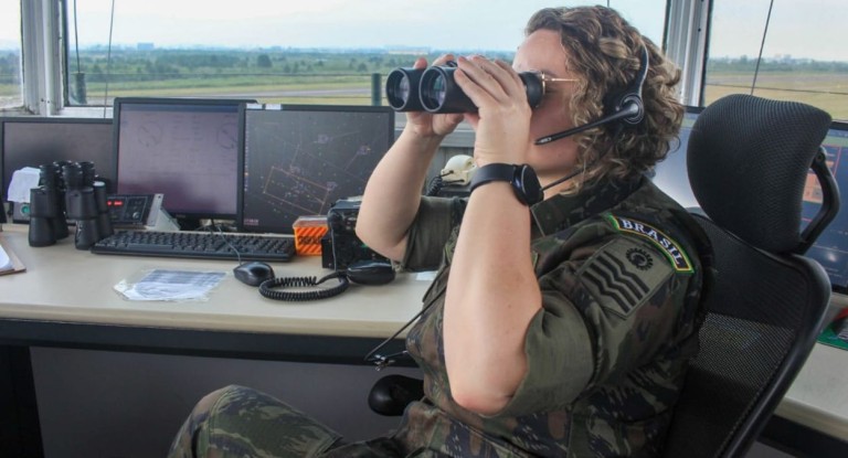 Conheça o trabalho dos controladores de voo da FAB que monitoram o céu de Canoas