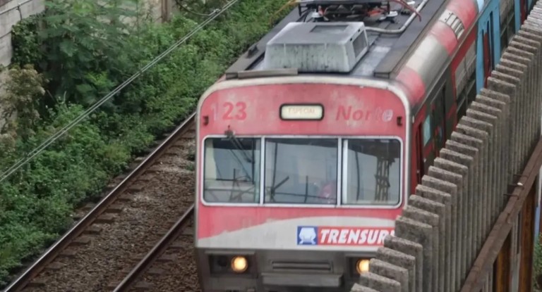 Trensurb opera com atraso hoje e lota estações prejudicando milhares de usuários
