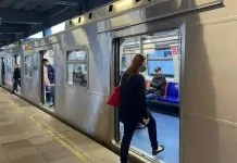 na foto, funcionamento do Trensurb