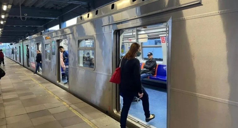 na foto, funcionamento do Trensurb