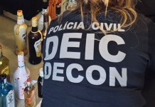 na foto, venda de bebidas falsificadas