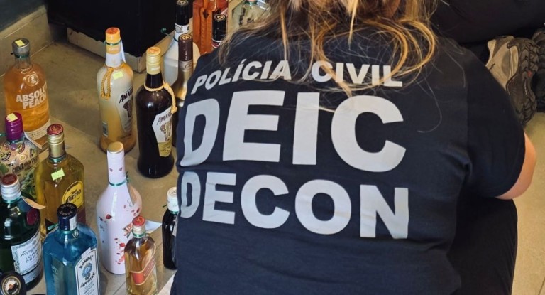 na foto, venda de bebidas falsificadas