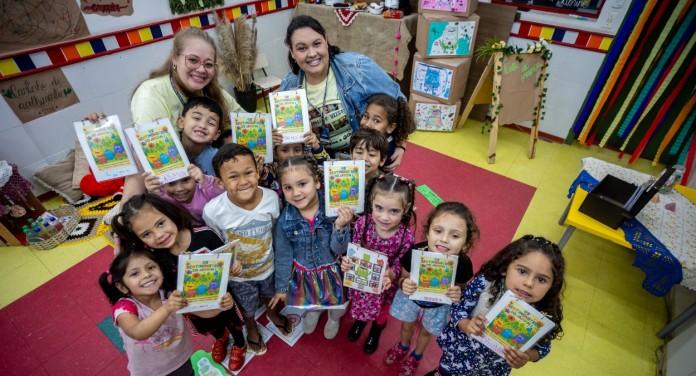 Alunos de Canoas lançam livro sobre emoções