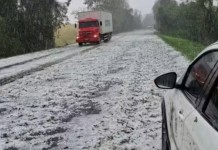 Vídeo: BR-386 fica coberta de gelo após temporal com granizo em Sarandi na foto, BR-386 coberta de granizo em Sarandi