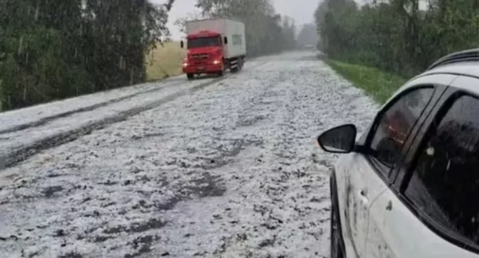 na foto, BR-386 coberta de granizo em Sarandi