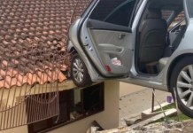 Carro desce sozinho com criança a bordo e fica suspenso ao bater em cerca