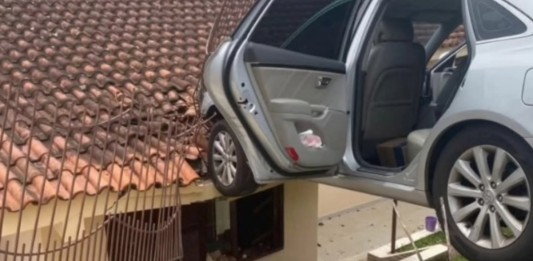 Carro desce sozinho com criança a bordo e fica suspenso ao bater em cerca