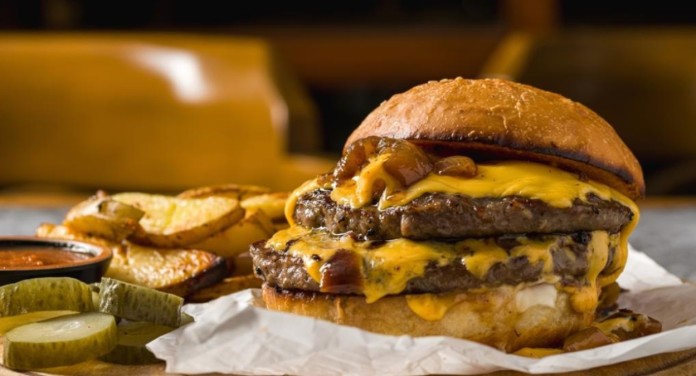 Concorrente do McDonald’s no Brasil fecha 300 lojas nos após crise