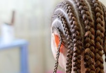 Empresa é condenada a pagar R$ 15 mil por impedir funcionária de usar tranças estilo afro Empresa é condenada a pagar R$ 15 mil por impedir funcionária de usar tranças estilo afro