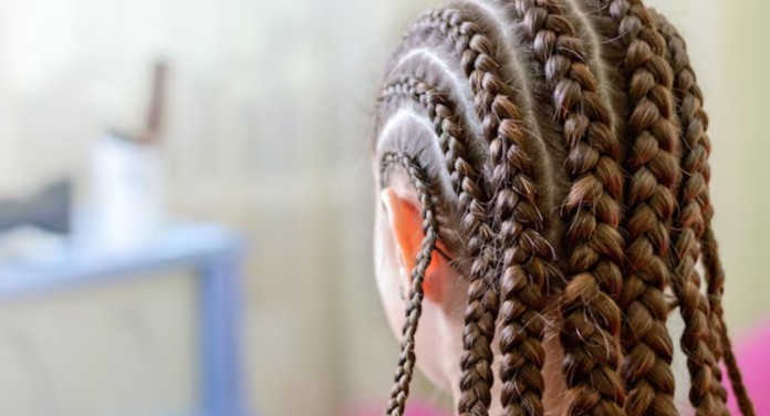 Empresa é condenada a pagar R$ 15 mil por impedir funcionária de usar tranças estilo afro