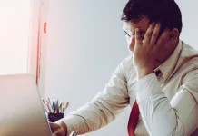 Empresa é condenada por demitir funcionário via videochamada após 22 anos de serviço