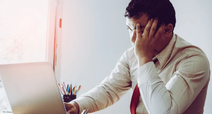 Empresa é condenada por demitir funcionário via videochamada após 22 anos de serviço