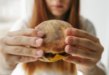 Fast-food é condenado por obrigar funcionária a comer apenas lanches no trabalho