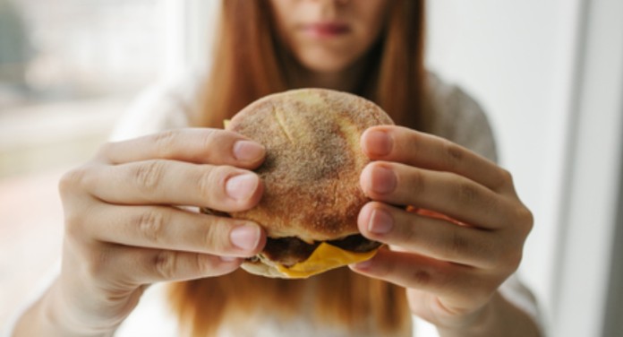 Fast-food é condenado por obrigar funcionária a comer apenas lanches no trabalho