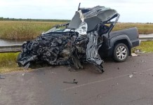 Mãe e filha morrem após colidiram em caminhão