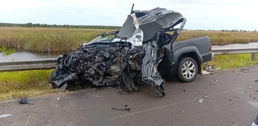 Mãe e filha morrem após colidiram em caminhão