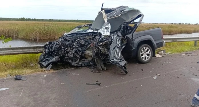 Mãe e filha morrem após colidiram em caminhão