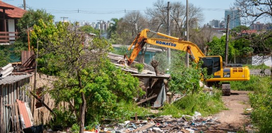 Obra do dique Mathias Velho avança com demolição de casas; famílias já têm novas moradias garantidas
