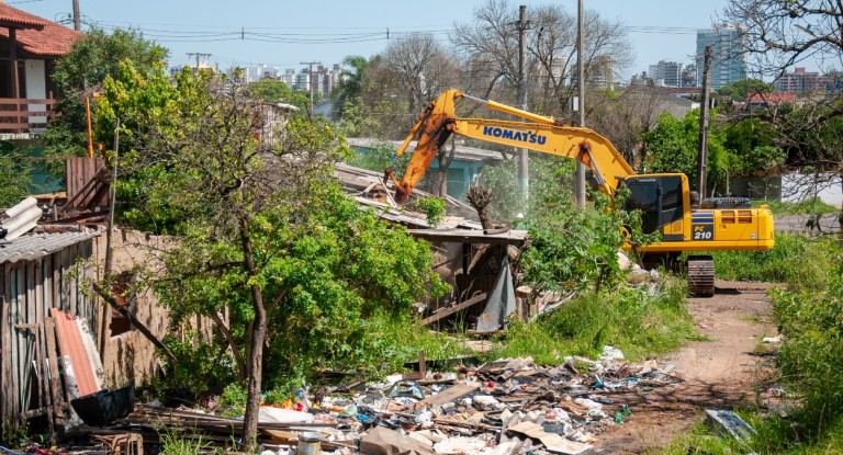 Obra do dique Mathias Velho avança com demolição de casas; famílias já têm novas moradias garantidas