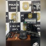 Polícia apreende, faca, machado e espadas após suspeita de ataque a escola Polícia apreende, faca, machado e espadas após suspeita de ataque a escola