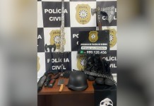 Polícia apreende, faca, machado e espadas após suspeita de ataque a escola