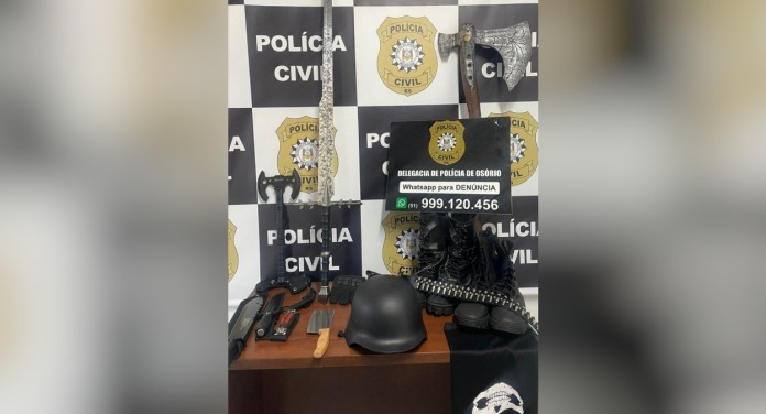 Polícia apreende, faca, machado e espadas após suspeita de ataque a escola