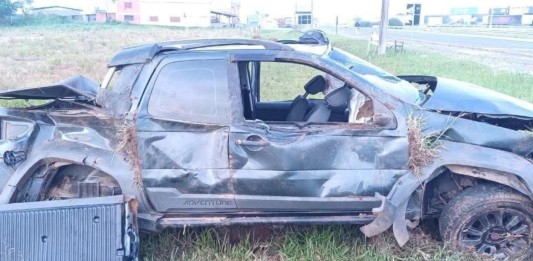 Casal morre em acidente após carro capotar diversas vezes Casal morre em acidente após carro capotar diversas vezes