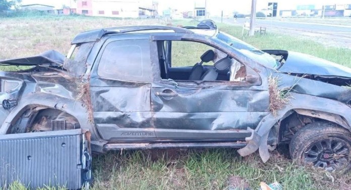 Casal morre em acidente após carro capotar diversas vezes