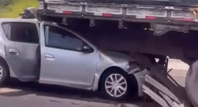 Acidente na BR-116 deixa motorista ferido e causa bloqueio na rodovia