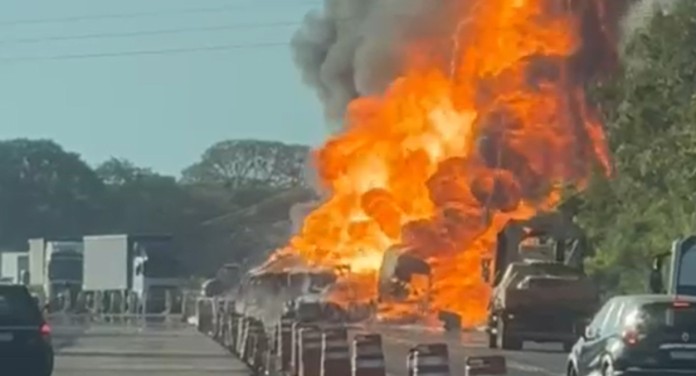 Caminhão carregado de gás explode após acidente e causa bloqueio total na BR-386 em Mormaço
