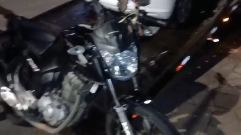 A moto que se envolveu em acidente em Canoas