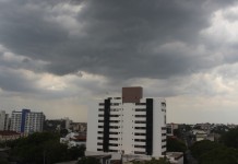 Foto mostra o tempo fechando em Canoas diante do alerta da Defesa Civil emitido para todo o RS.