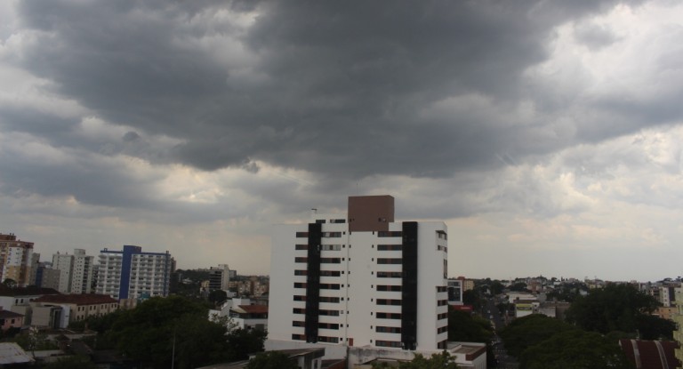 Foto mostra o tempo fechando em Canoas diante do alerta da Defesa Civil emitido para todo o RS.