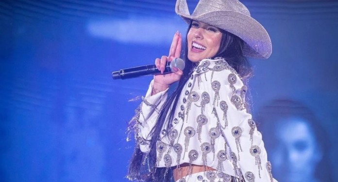 foto mostra a cantora ana castela