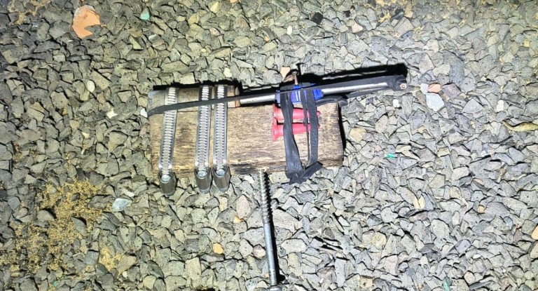 na foto, arma artesanal canoas