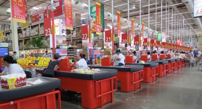 na foto, atacado em canoas flexibiliza jornada de trabalho