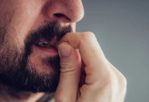 Auxílio ansiedade: quem tem direito ao benefício do INSS e como solicitar foto ilustra uma pessoa com sintomas de ansiedade e que pode pedir auxílio no INSS por incapacidade temporária