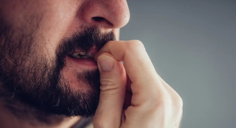 foto ilustra uma pessoa com sintomas de ansiedade e que pode pedir auxílio no INSS por incapacidade temporária