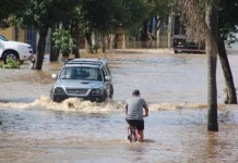 na foto, auxílio mensal para vítimas da enchente